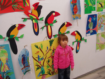 Vstupn� halu pavilonu A tradi�n� zdob� d�tsk� obr�zky papou�k�