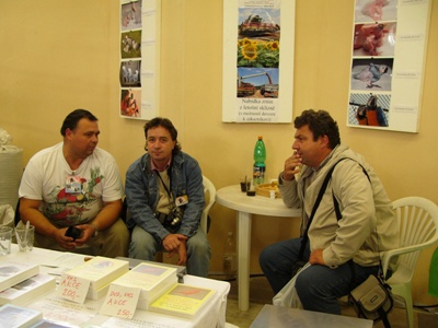 Posezen� s kamar�dy chovateli M. Zem�nkem a Ing. No�i�kou.